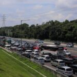 antrean kendaraan di jalan tol