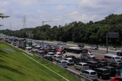 antrean kendaraan di jalan tol